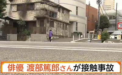 東京・渋谷区神宮前2丁目の外苑西通りでバイクに接触する事故を起こした渡部篤郎のニュース動画のキャプチャ