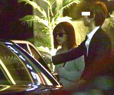 坂口杏里が黒塗りの車に乗り込む場面