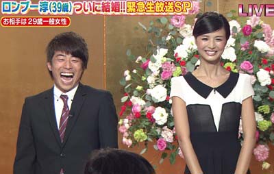 ロンブー淳が『ロンドンハーツ』で結婚報告会見を行った時の夫婦ツーショット写真