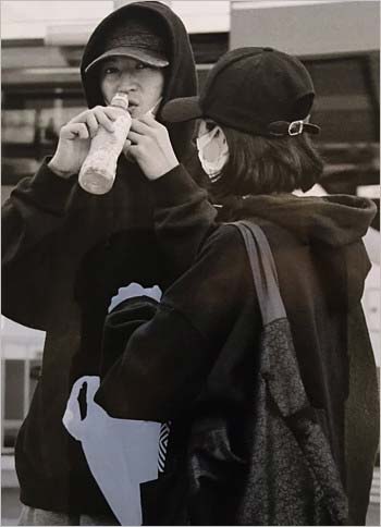 成田空港で撮影の吉高由里子と関ジャニ∞大倉忠義のツーショット写真