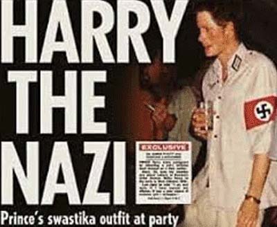 ヘンリー王子がハーケンクロイツの腕章を着用している写真