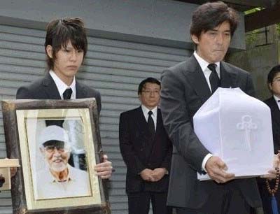 三國連太郎の葬儀で撮影された佐藤寛一郎と佐藤浩市