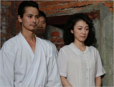 『武魂~浅井哲彦物語~』で主人公を演じる中江翼さん、右が主人公の妻を演じる藤岡麻美さんの写真