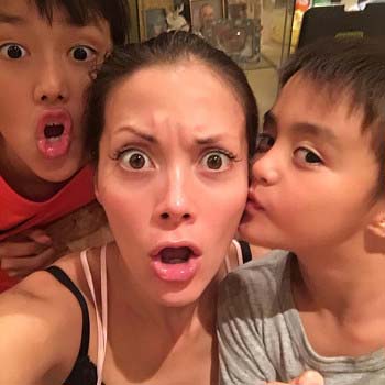 土屋アンナと長男・澄海（すかい）＆次男・心羽（しんば）スリーショット写真