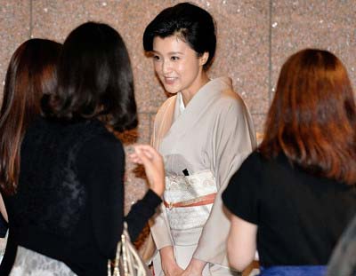 梨園の妻デビューを果たした藤原紀香が劇場ロビーで観客に囲まれている写真