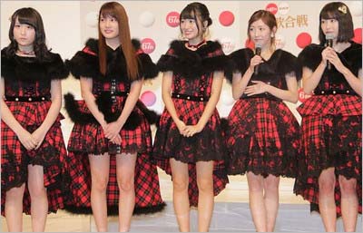 『第67回NHK紅白歌合戦』出場者発表会見に出席したAKB48の入山杏奈さん、渡辺麻友さん、横山由依さん、川本紗矢さん、NGT48の北原里英さんの5人