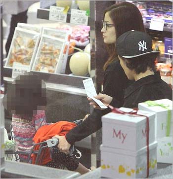 赤西仁と子供が買い物をしている姿を撮影した写真