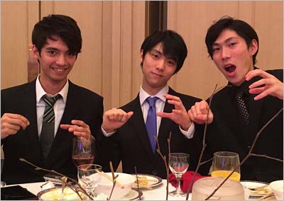 PPAPのポーズをする日野龍樹選手、羽生結弦選手、田中刑事選手