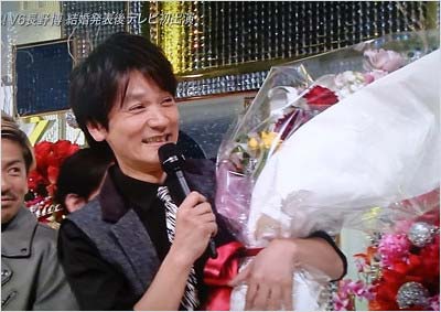 花束を受け取る長野博