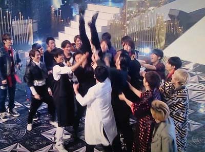 胴上げされる長野博