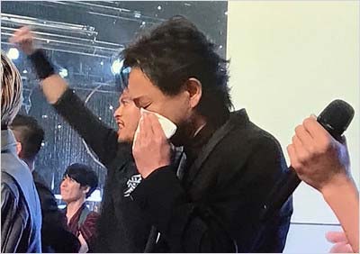 長野博の結婚に感動し、涙を拭う城島リーダー