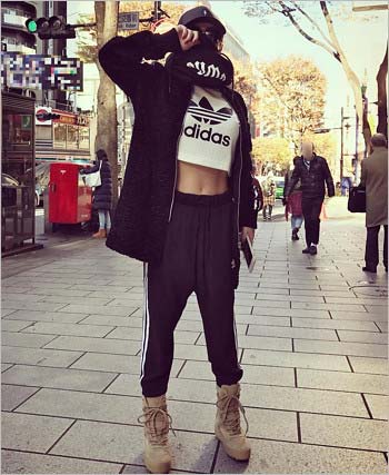 路上でヘソ出しルックの浜崎あゆみ