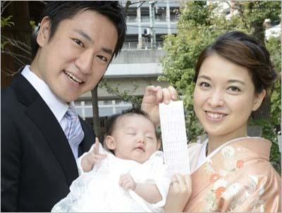 辻岡義堂アナと鷲尾春果の長女のお宮参りで撮影したスリーショット写真