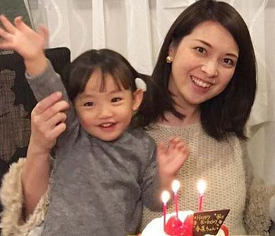 鷲尾春果が6日にインスタグラムに投稿した長女とのツーショット写真