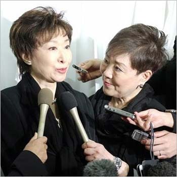 平幹二朗さんの通夜で三田佳子(左)にマイクを向ける武藤まき子