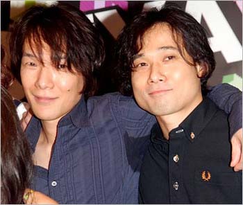 黒沢健一と秀樹のツーショット写真