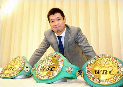 3つのチャンピオンベルトを前に笑顔を見せる長谷川穂積選手