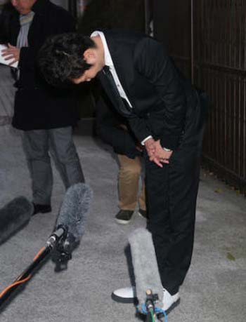 ノンスタ石田が、井上裕介が起こした交通事故を謝罪した場面