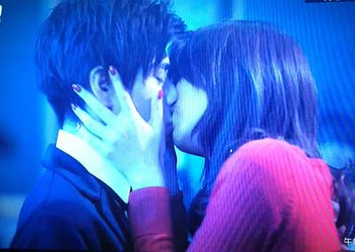 村上虹郎と池田エライザのキスシーン