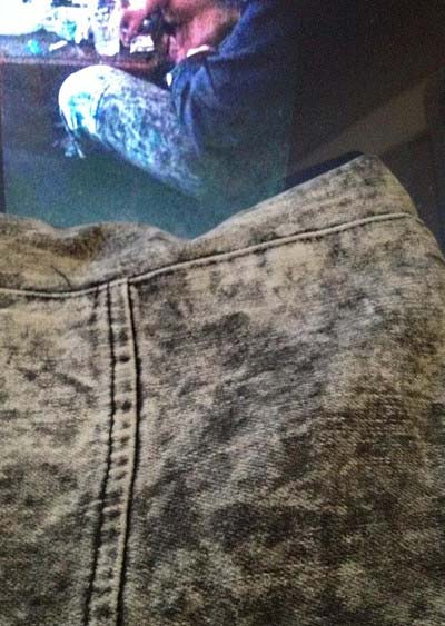 A氏を名乗るツイッターユーザーが投稿したズボンの写真