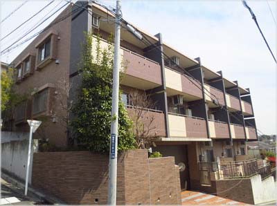 新垣さん演じる森山みくりと星野さん演じる津崎平匡が共同生活を送るマンションの外観