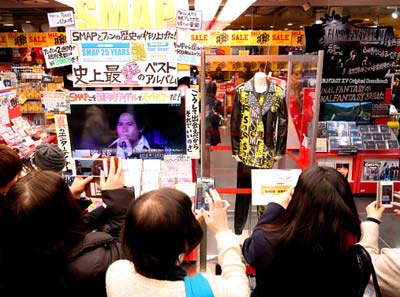 SMAPの衣装を撮影するファン2枚目