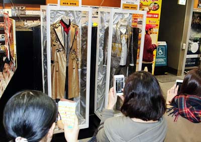 SMAPの衣装を撮影するファン1枚目