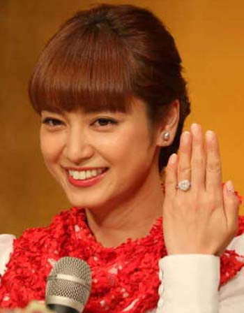 婚約指輪を見せる平愛梨