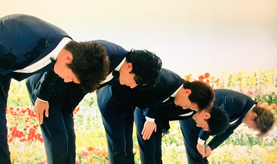 SMAP×SMAP最終回で『世界に一つだけの花』歌唱後、メンバー全員が頭を下げているシーン