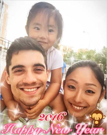 ハビエル・フェルナンデス選手、安藤美姫、長女・ひまわりちゃんのスリーショット写真