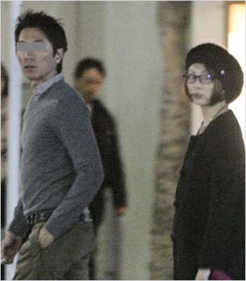 米倉涼子と元夫のツーショット写真(フライデー撮影)