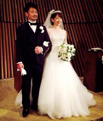 松丸友紀アナと夫・新田康仁の結婚披露宴で撮影されたツーショット