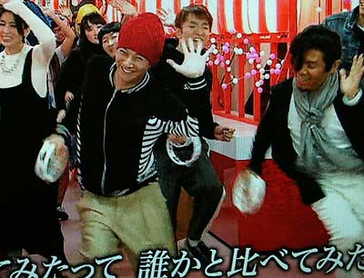 ノリノリで踊りを披露する中居正広