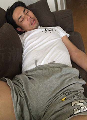 不倫相手の間で無防備な姿で寝ている袴田吉彦