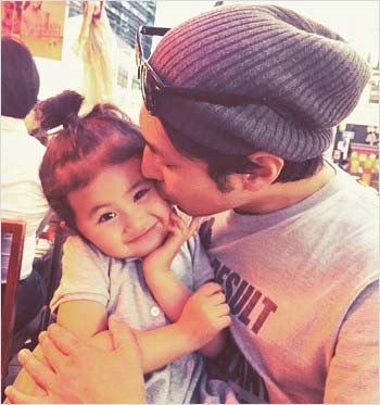 袴田吉彦と長女のツーショット写真