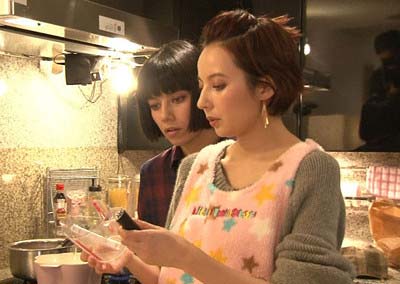 『モシモノふたり』で共演したベッキーと妹のジェシカが料理をしているシーン