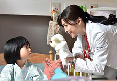 虎之介の娘で小児外科医の壇上深冬(竹内結子)