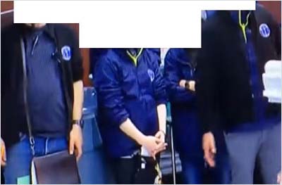 木村拓哉が差し入れたオリジナルジャンパーを着用するスタッフ