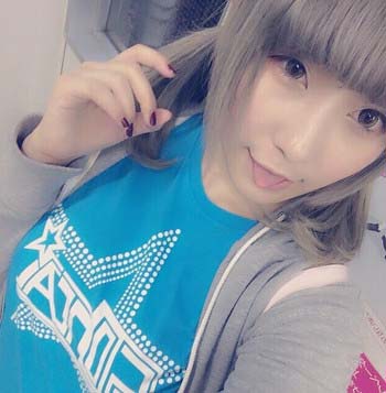 飛沫真鈴が50TAのTシャツ着用