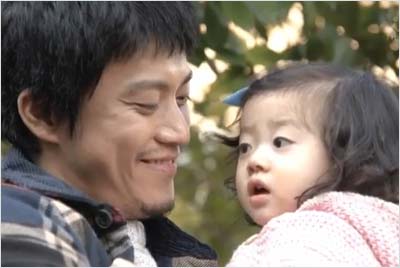 小栗旬が『コウノトリ』で女の子を抱き抱えている写真