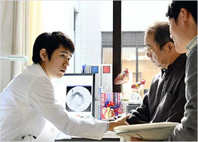 『A LIFE~愛しき人~』第2話出演の松山ケンイチと平泉成