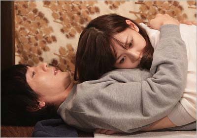 『突然ですが、明日結婚します』第２話で西内まりやと山村隆太が抱き合うシーン