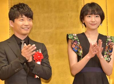 新垣結衣と星野源のツーショット写真