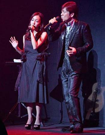 野口五郎とデュエットした板野友美