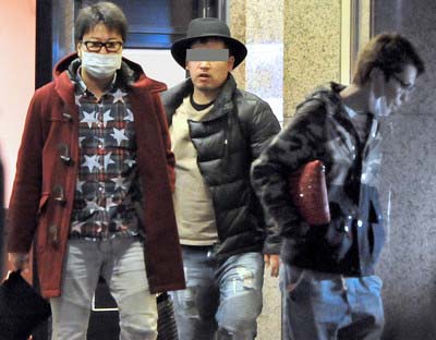 闇カジノが入るビルから出てきた遠藤要と清水良太郎