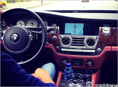 運転手付きのロールス・ロイスに乗る江宏傑選手と福原愛選手