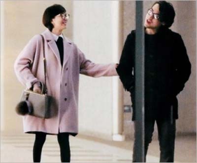 『フライデー』が撮影した福士誠治と比嘉愛未のツーショット写真1枚目