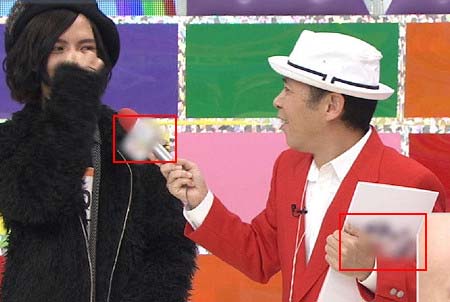 めちゃイケ「新世代イケメンだらけアイドル30人大運動会」企画のモザイク処理箇所(岡村隆史が持つマイクとフリップ)