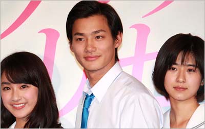 映画『サクラダリセット』の完成披露試写会に出席した平祐奈さん、野村周平さん、黒島結菜さん