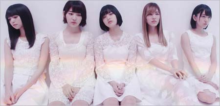 『坂道AKB』のフロントメンバー5人（齋藤飛鳥、宮脇咲良、平手友梨奈、松井珠理奈、堀未央奈）